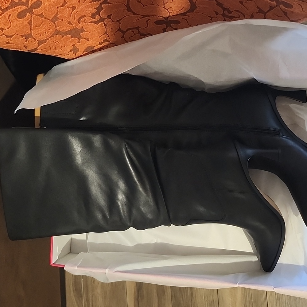 ***BRAND NEW IN BOX 100% Leather** Vince Camuto Black Slouchy Heeled Boots - Picture 11 of 11